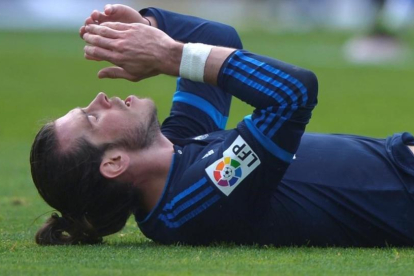 Bale, en el suelo durante el partido entre el Madrid y La Real Sociedad.-REUTERS / VINCENT WEST