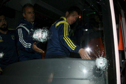 El equipo y el cuerpo técnico del club turco abandonan el vehículo tras sufrir el ataque de un grupo de desconocidos.-Foto: REUTERS