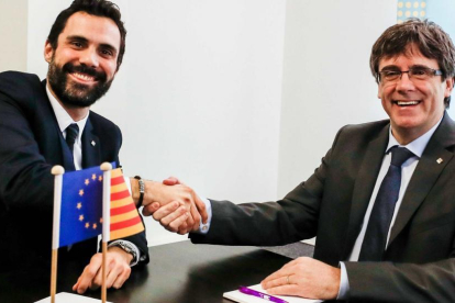 El president del Parlament, Roger Torrent, y el candidato a se investido presidente de la Generalitat, Carles Puigdemont, en Bruselas-EFE