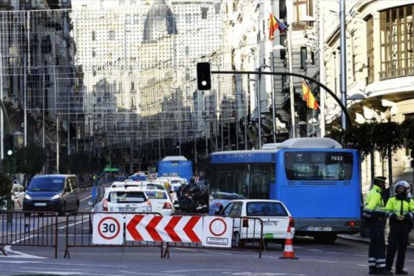Dos policías municipales controlando el acceso de vehículos a la Gran Vía madrileña en las pasadas navidades.-AGUSTÍN CATALÁN