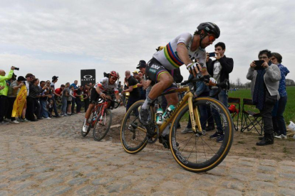 Peter Sagan, en acción, camino de su victoria en Roubaix.-JEFF PACHOUD (AFP)