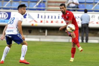 Isidoro jugaba el domingo ante el Tenerife su último partido con la camiseta rojilla del Numancia.-Diego Mayor