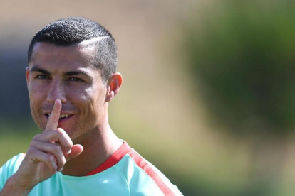 Cristiano Ronaldo pide silencio durante el entrenamiento de este miércoles con Portugal.-AFP / PATRICIA DE MELO MOREIRA