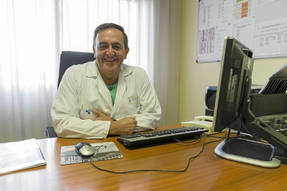 Imagen de archivo de José Ramón Cortiñas en su despacho del Hospital Clínico Universitario de Valladolid.-PHOTOGENIC