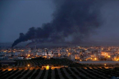 Bombardeos sobre la ciudad siria de Ras al-Ein, vista desde la frontera turca.-EFE EPA / ERDEM SAHIN