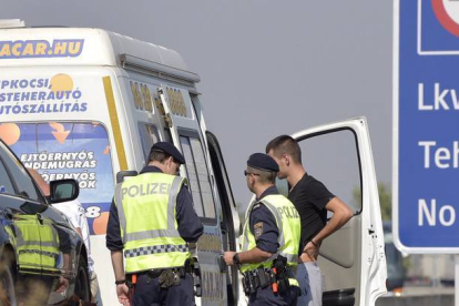 La policía austríaca inspecciona los vehículos de carga en una carretera cercana a la frontera con Hungría.-AP / HANS PUNZ