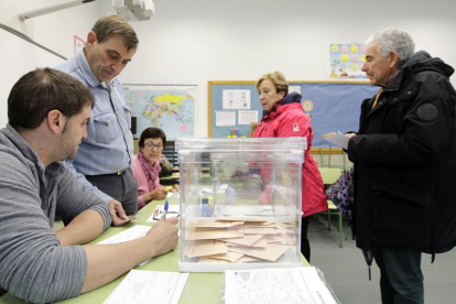 Votación en una mesa de la capital el pasado domingo.-Luis Ángel Tejedor