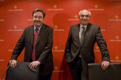Narcís Serra (izquierda), presidente de Catalunya Caixa, y Adolf Todó, director general, en una imagen del 2009.-ARCHIVO / PEPE ENCINAS