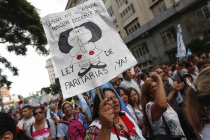 Manifestación de maestros en Buenos Aires.-EFE / DAVID FERNÁNDEZ