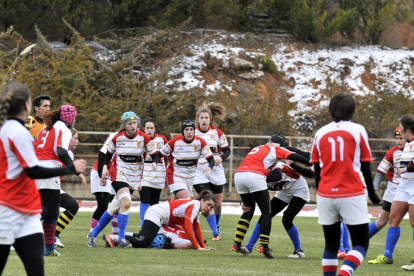 Un momento del partido del sábado 2 de diciembre en el anexo de Los Pajaritos entre la selección femenina de Aragón y la de Madrid B.-VALENTÍN GUISANDE