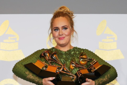 Adele posa con sus 5 Grammy, en febrero del 2017-REUTERS / MIKE BLAKE
