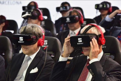 Los presidentes de Seat, Luca de Meo (izquierda), y de Volkswagen, Matthias Müller, en la presentación con gafas de realidad virtual en el Salón de París.-EL PERIÓDICO