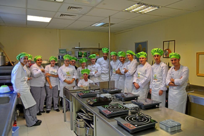 Estudiantes participantes en el curso de cocina impartido en recien creada Escuela Integral de Empleo.-E. M.