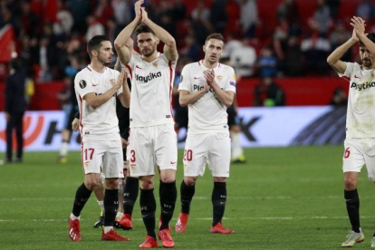Los jugadores del Sevilla celebran con su afición el triunfo sobre el Lazio.-EL PERIÓDICO