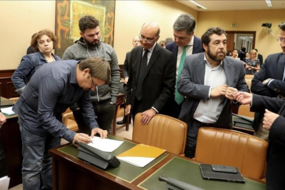 Los portavoces de la comisión de investigación del Ministerio del Interior, durante la firma de la sesión constitutiva.-JOSE LUIS ROCA