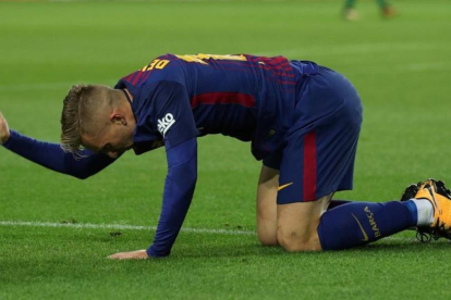 Deulofeu se lamenta por un error en el partido frente al Eibar.-ALBERT GEA