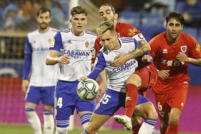 Marc Mateu pugna por el b alón con Álex Blanco, durante el partido del pasado sábado en La Romareda.-ÁREA 11