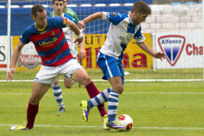 Alex Arias en un encuentro con el Avilés la pasada temporada. / Real Avilés-
