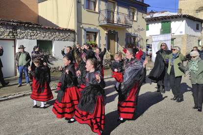 Danzas del paloteo en Casarejos.-C. EGEA