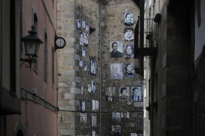 Fachada de la iglesia y de una vivienda-ENRIQUE CARRASCAL