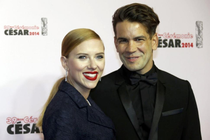 Scarlett Johansson y su ya exmarido Romain Dauriac, en febrero del 2014, en París.-REGIS DUVIGNAU