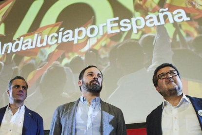 El líder de Vox, Santiago Abascal, en el centro, escoltado por su secretario general, Javier Ortega Smith, y el candidato a presidencia de Andalucía, Francisco Serrano, en un mitin de las elecciones andaluzas.-GOGO LOBATO (AP)