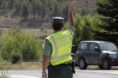 Un guardia civil en un control en las carreteras de la provincia.-VALENTÍN GUISANDE