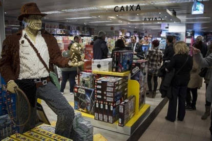 España lidera la falsificación de juguetes en la Unión Europea CARLOS MONTANYES Sección de juguetería en unos grandes almacenes, en Barcelona.-CARLOS MONTAÑÉS