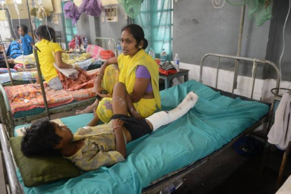 Un paciente indio recibe tratamiento en el Hospital de Siliguri como consecuencia del terremoto de Nepal.-AFP