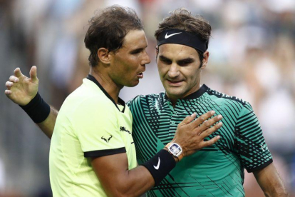 Rafael Nadal y Roger Federer se saludan tras el partido.-LARRY W. SMITH / EFE