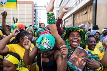 Simpatizantes del CNA esperan el discurso del presidente Ramaphosa tras la victoria electoral en Johannesburgo (Sudáfrica).-WIKUS DE WET (AFP)