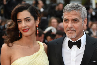 El matrimonio George Clooney y Amal Alamuddin, en el Festival de Cannes del 2016.-AFP / ALBERTO PIZZOLI