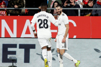 Benzema (d) y Vinicius celebran un gol del Madrid.-X01398