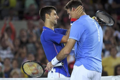 Djokovic y Del Potro se abrazan tras la victoria del argentino sobre el número 1 del mundo.-REUTERS / TOBY MELVILLE
