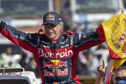 Carlos Sainz (Mini) celebra, con la bandera española en la mano, su tercera victoria en el Dakar.-