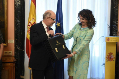 La nueva ministra de Hacienda, María Jesús Montero, recibe la cartera de la que es titular de manos del ministro saliente, Cristóbal Montoro.-EFE