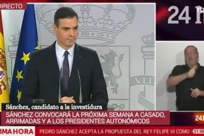 Momento en que el periodista Daniel Basteiro protesta por el hecho de que Sánchez sólo acepte dos preguntas.-