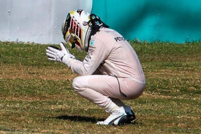 Lewis Hamilton se lamenta de su rotura en Malasia.-AFP / DONALD LIM