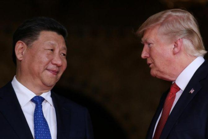 El presidente de EEUU, Donald Trump, recibe al presidente chino,  Xi Jinping, el pasado 6 de abril.-REUTERS / CARLOS BARRIA