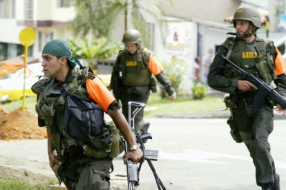 Desde mayo pasado ante la violencia desatada en Medellín al menos 120 miembros del Ejército llegaron a la zona para realizar patrullajes conjuntos con la Policía.-REUTERS