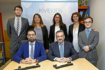 Equipo de la empresa RiveKids Technology en las instalaciones de la empresa en Valladolid.-J. M. LOSTAU