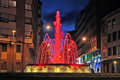 La fuente de la rotonda situada en la parte superior del paseo de El Espolón ofrecía una imagen con los colores rojillos del CD Numancia.-MARIO TEJEDOR