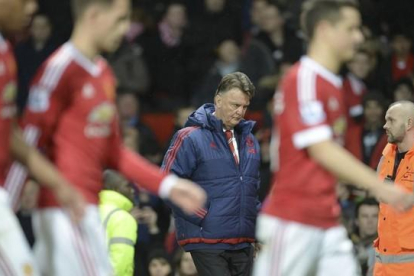 Van Gaal y los jugadores del Manchester United abandonar Old Trafford tras perder con el Southampton.-AFP / OLI SCARFF