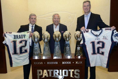 Agentes del FBI y de la policía de Massachusetts posan con las camisetas recuperadas de Tom Brady en el estadio de los Patriots.-AP / FBI