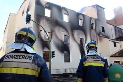 Bomberos en el incendio de la fábrica de harinas de San Esteban-A. M.