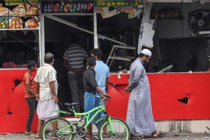 Imagen de una de las tiendas atacadas durante el brote de violencia contra musulmanes en Sri Lanka.-LAKRUWAN WANNIARACHCHI (AFP)