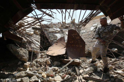 Un soldado de las Fuerzas de Movilización Popular comprueba los restos de la tumba del dictador iraquí Sadam Husein en Ouja, al sur de la ciudad de Tikrit.-AHMAD AL-RUBAYE (AFP)