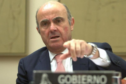 El ministro de Economía, Luis de Guindos, durante una comparecencia en el Congreso.-DAVID CASTRO