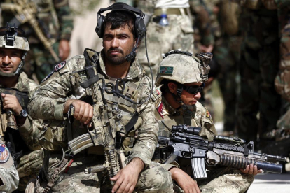 Imagén de archivo de soldados afganos montando guardia a posiciones militares.-EFE / JAWAD JALALI
