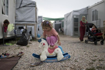 Una niña siria juega en un campo de refugiados griego.-PETROS GIANNAKOURIS (AP)